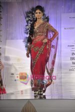 Model walks the ramp for Manish Malhotra at Aamby Valley India Bridal Week day 5 on 2nd Nov 2010 (32).JPG